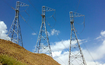 Torre aérea de distribución de energía eléctrica