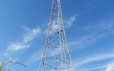Torre de transmisión y televisión