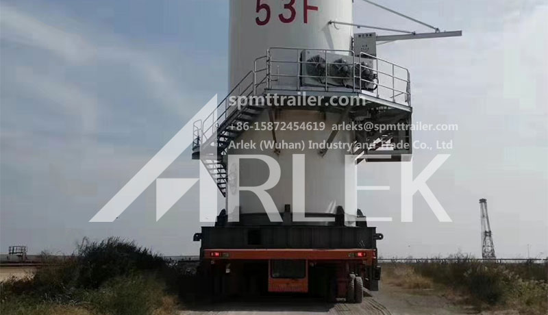 Um transporte pesado é usado para construção de moinhos de vento