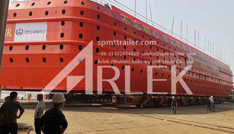 48 axle heavy transport vehicle (4 PPU) transports cargo weighing more than 1000 tons to the construction site safely