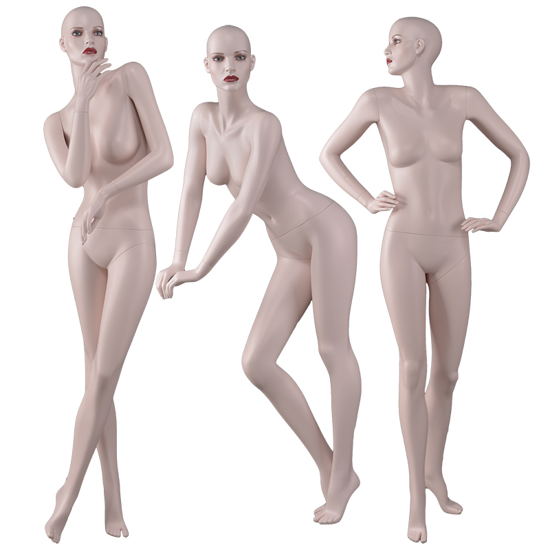 Fesyen menimbulkan mannequins solek wanita badan penuh untuk paparan tingkap (BW))