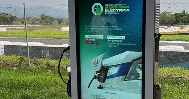 Station de charge NKR PAC AC avec écran publicitaire de 55 pouces au Guatemala