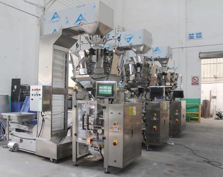 Fabricante de máquinas empacadoras de gránulos de China montado con pesadora multicabezal