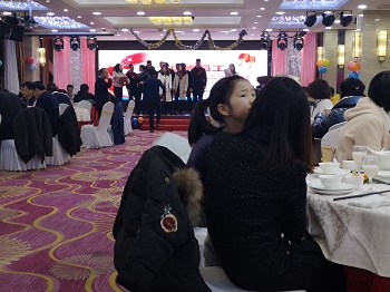 यिंगफैन वार्षिक उत्कृष्ट प्रदर्शन स्टाफ पुरस्कार देने वाला