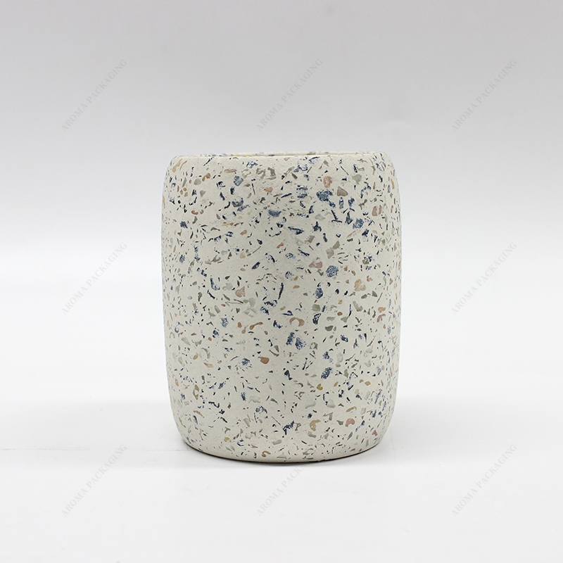 ふたが付いている円形の白いコンクリートの蝋燭の瓶