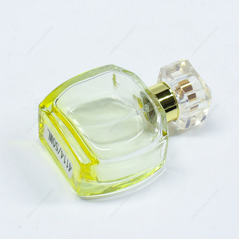Frasco de perfume de vidrio amarillo con tapa