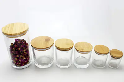 Tarro de caramelo de vela de vidrio con tapas de madera en la botella de almacenamiento