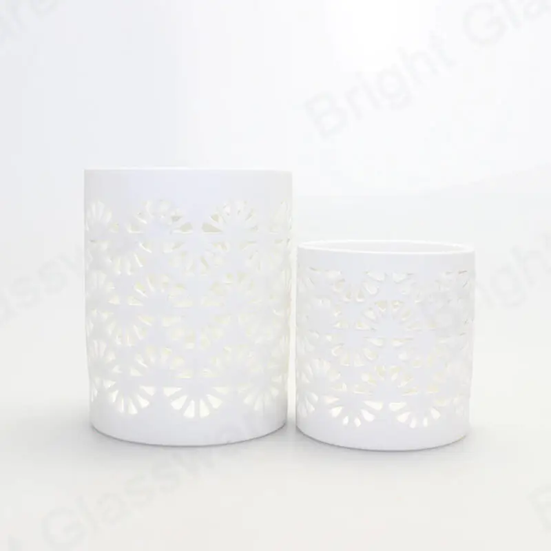 Patrón de flor perforado blanco Forma de cilindro Té Luz Vela Titular de cerámica para decoración del hogar