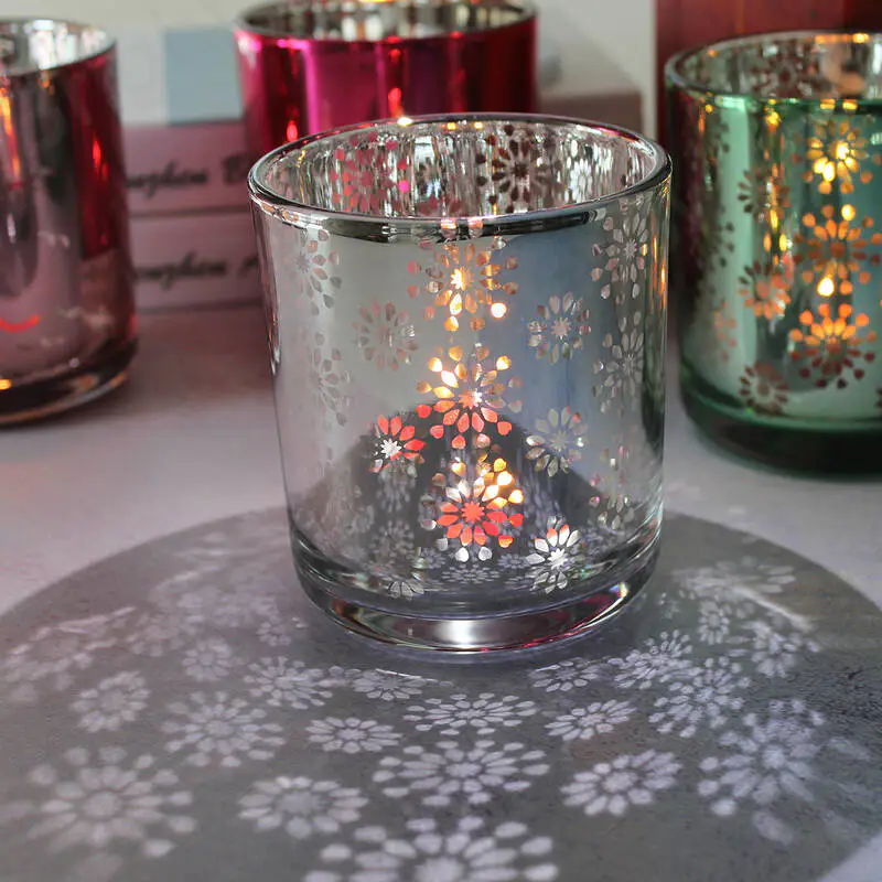 Nuevo diseño Tema navideño galvanizado y tallado láser acabado flor patrón vela contenedor vela frascos de vidrio