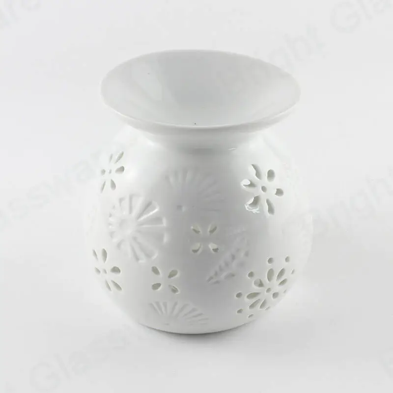 Moderno diseño de flores huecas Quemador de aceite de cerámica blanca para aromaterapia al por mayor