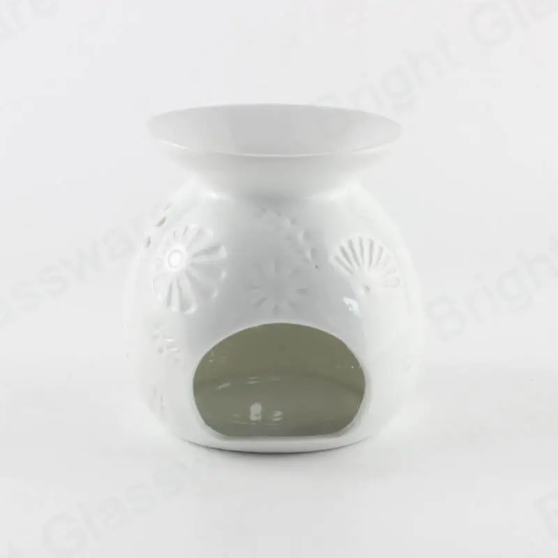 Moderno diseño de flores huecas Quemador de aceite de cerámica blanca para aromaterapia al por mayor