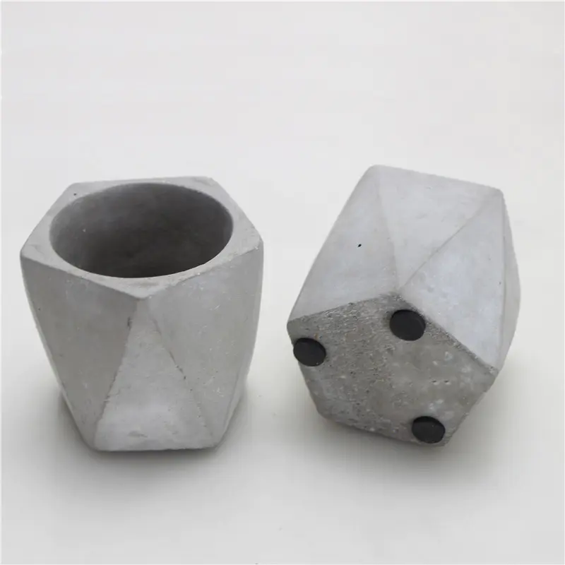 屋外の灰色の創造的な幾何学的なコンクリート植木鉢