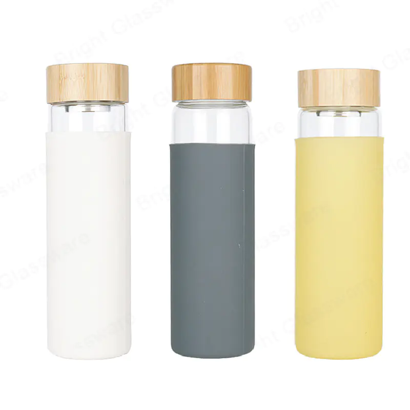 Botella de vidrio borosilicato de 24 oz 700ml con tapa de bambú y silicona protectora