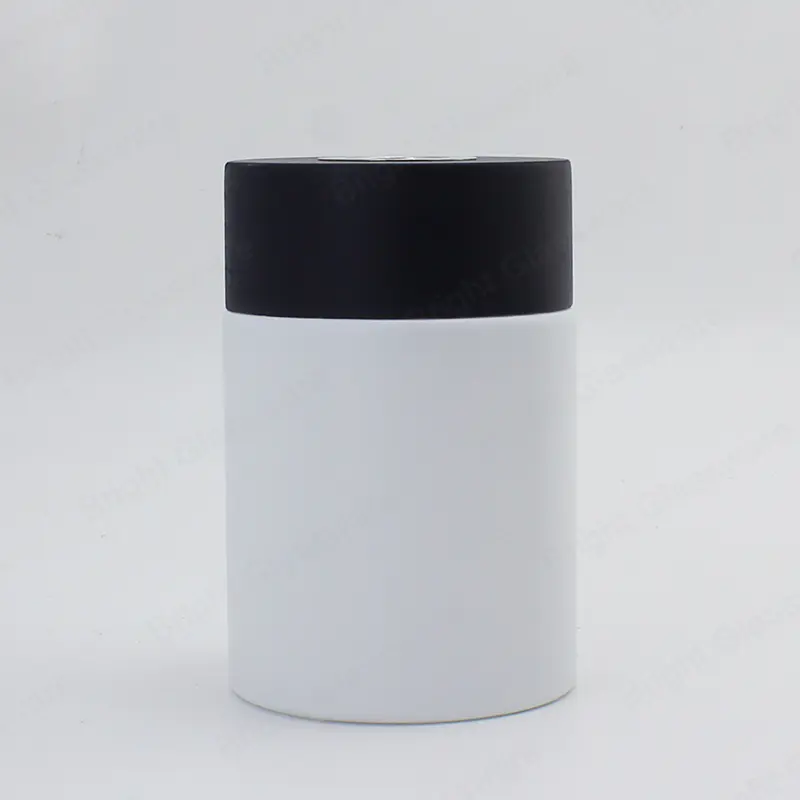 白色圆柱玻璃香水瓶扩散器，带黑色盖子