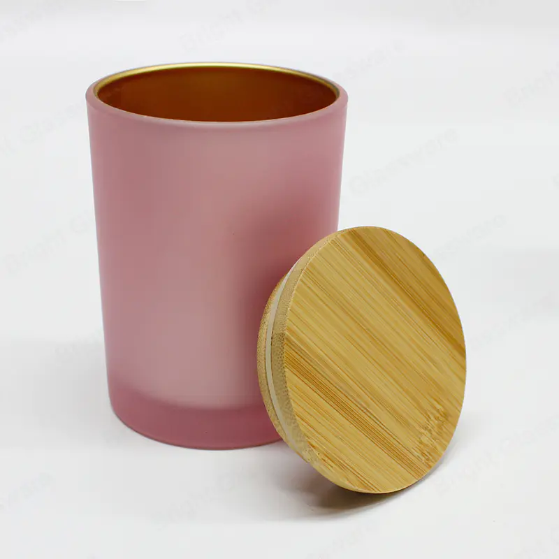 Elegante frasco de vela de vidrio galvanizado de color rosa esmerilado con tapa de bambú de madera
