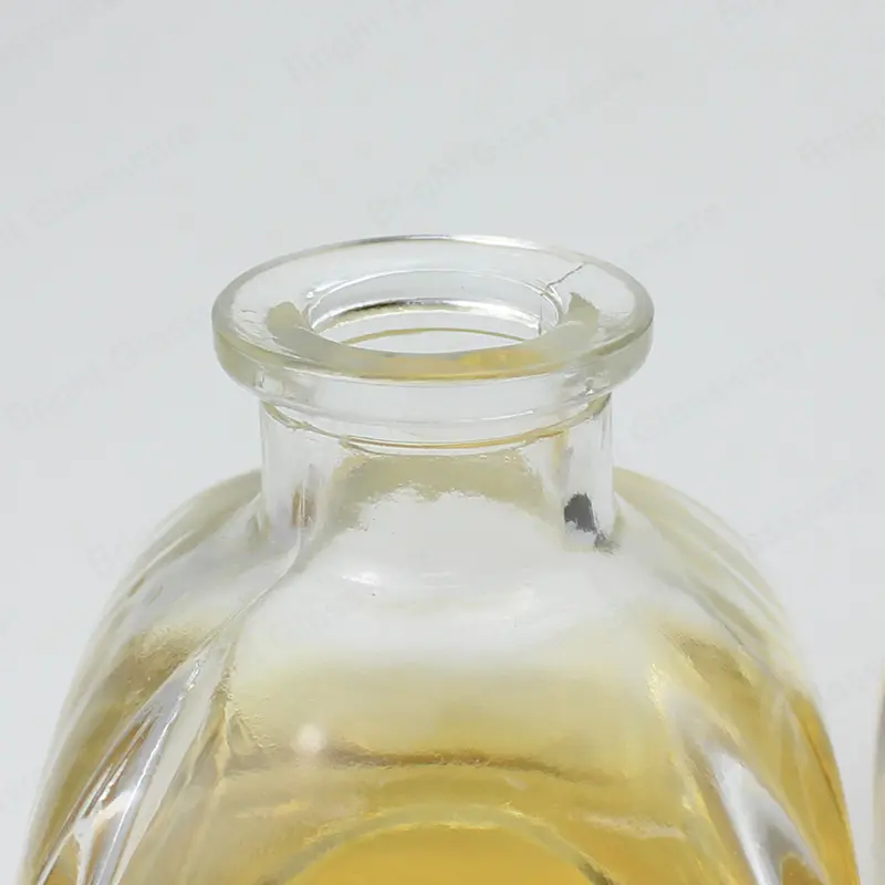 独特的方形透明玻璃香薰器瓶，带聚合物塞子