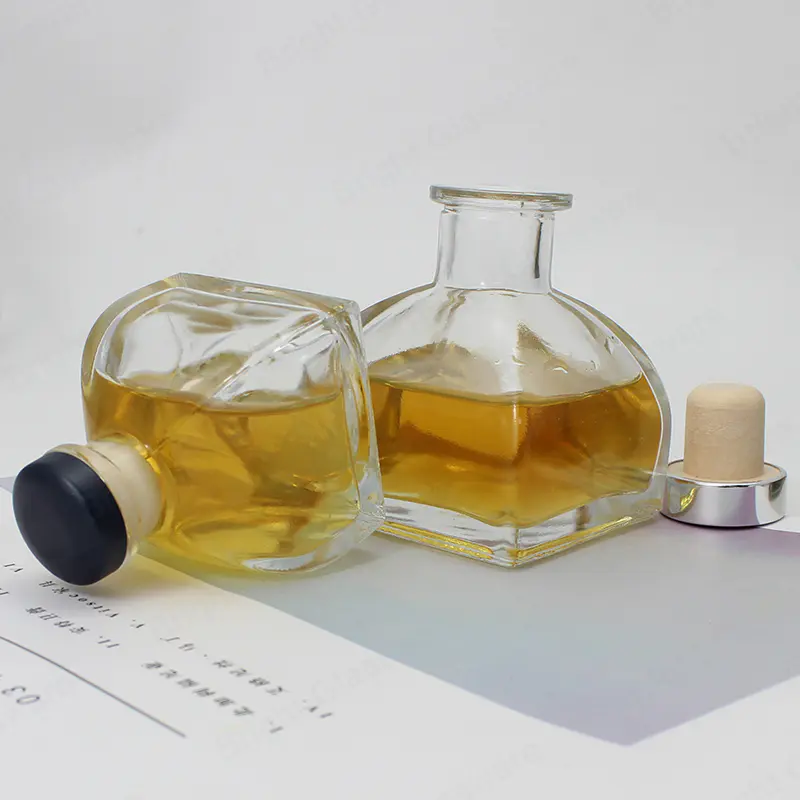 独特的方形透明玻璃香薰器瓶，带聚合物塞子