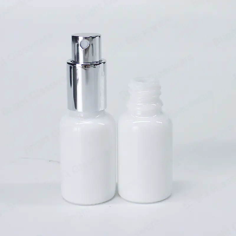 批发定制闪亮的小尺寸瓶白色玻璃化妆水瓶豪华带泵