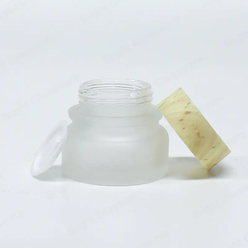 独特的白磨砂环保玻璃化妆品霜罐，用于面部化妆水