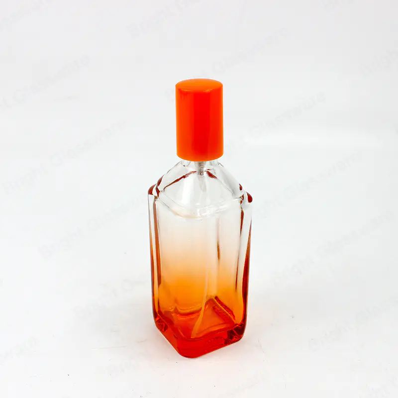 工厂制造的渐变色方形玻璃香水瓶，带金属盖，用于护肤