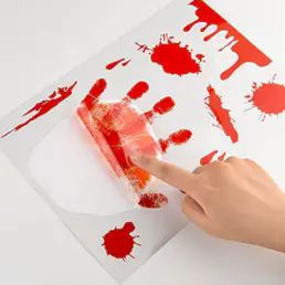 Krvavi prianjanje prozora s otiskom ruke