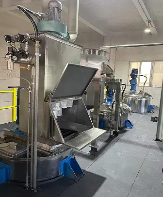 Case of dust free feeding and inline dispersing system