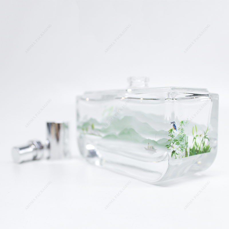 透明なガラス香水瓶