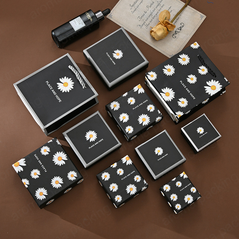 プレゼントのためのふたの花嫁介添人の提案箱が付いているカスタムパターンの黒いギフト用の箱の製造者