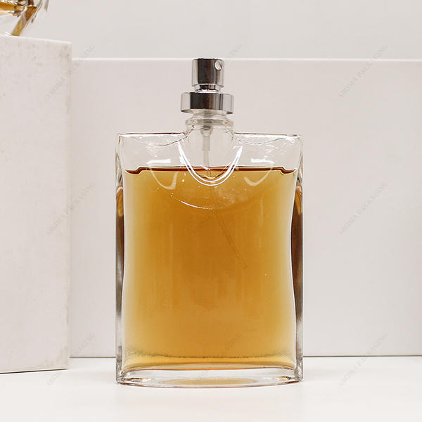 無料サンプル厚い正方形のガラス香水瓶の贅沢な100ml、ゴールドポンプ付き