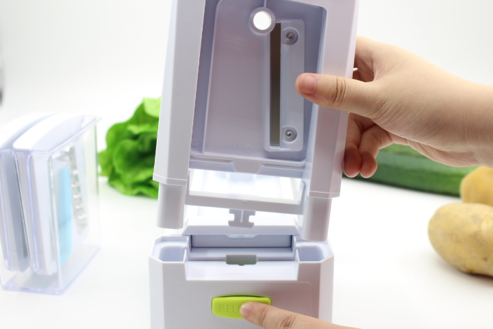 Removable blade tower of the vegetable slicer