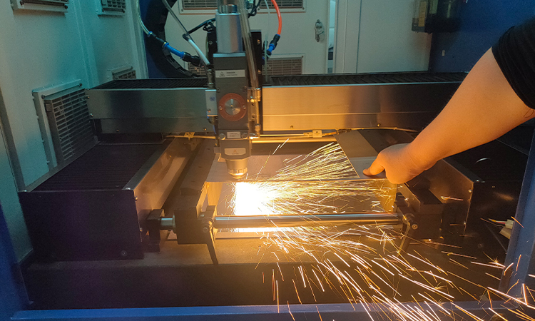The principle of diamond laser cutting machine