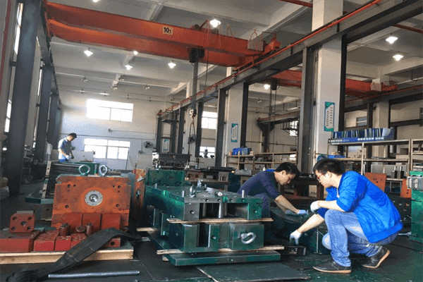 plastic injection mold maker