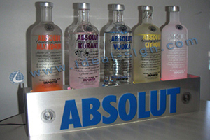 display di bottiglie di liquore illuminate ad effetto metallico