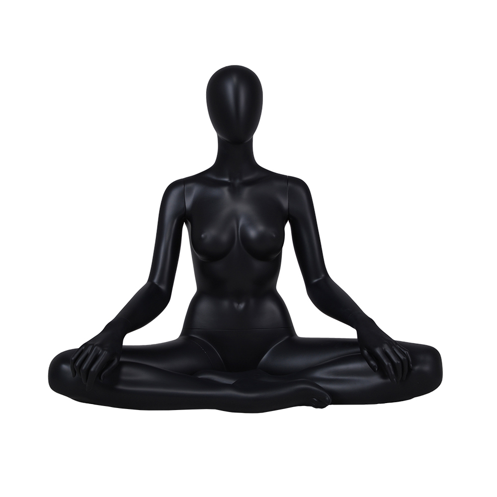 Manichini femminili neri mostrano manichini yoga in vendita (KPM)