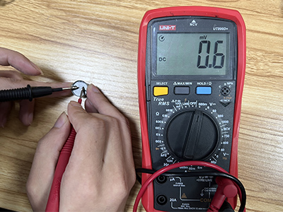Measure-2-Pin-Voltages