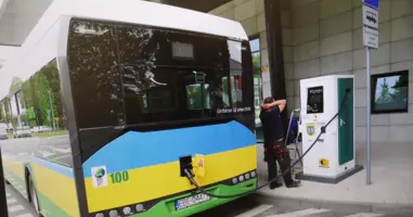 Honrado de cooperar con los principales fabricantes europeos de autobuses Solaris con estación de carga rápida