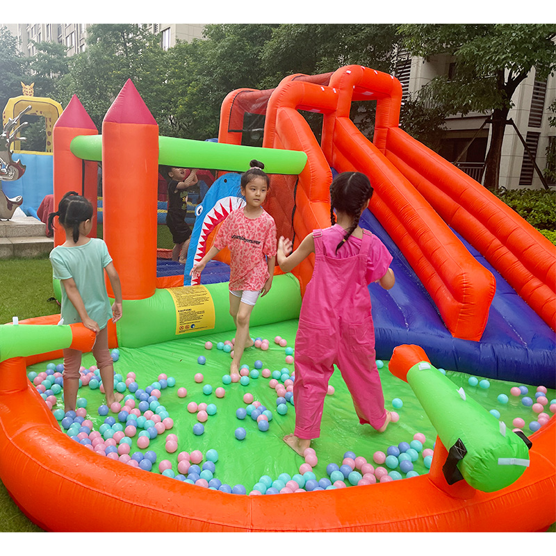 Tobogán de agua inflable Happy Lion, tobogán doble en el patio trasero con tobogán de agua de portero saltarín para niños