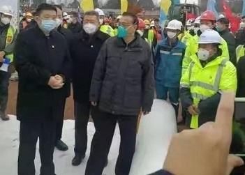 Li Keqiang hastane temel kaplama inşaatını ziyaret etti