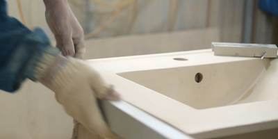 How the worker make the ceramic basin smooth and flat？