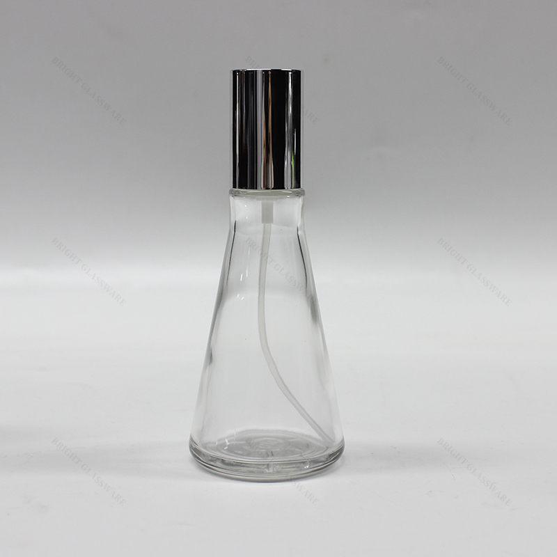 Круглая прозрачная бутылка шампуня с насосом