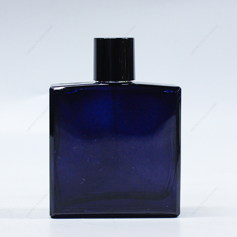 青い四角いガラス香水瓶