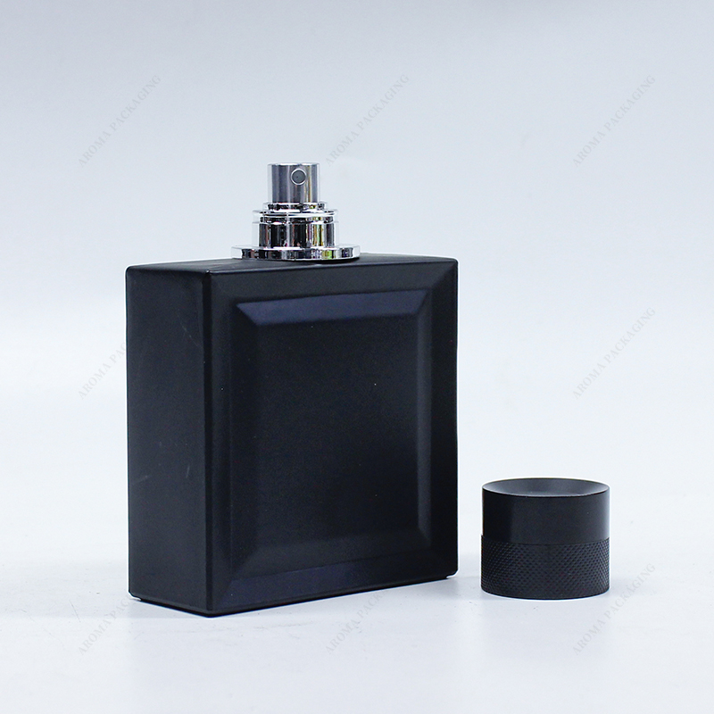 黒い正方形のガラス香水瓶