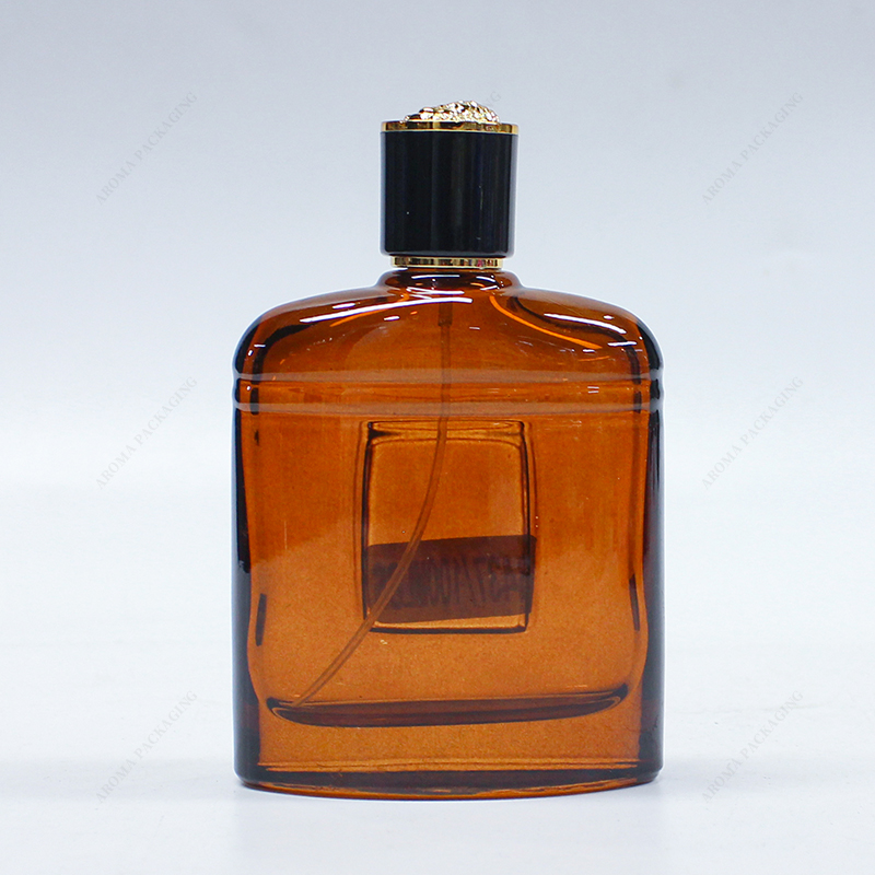 茶色の正方形のガラス香水瓶