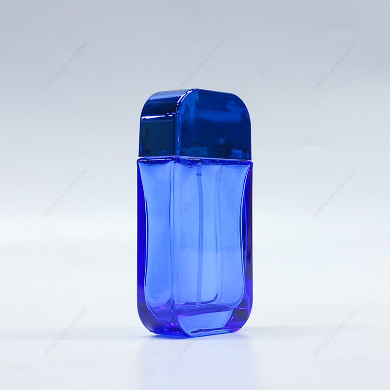 ふたが付いている青いガラス香水瓶