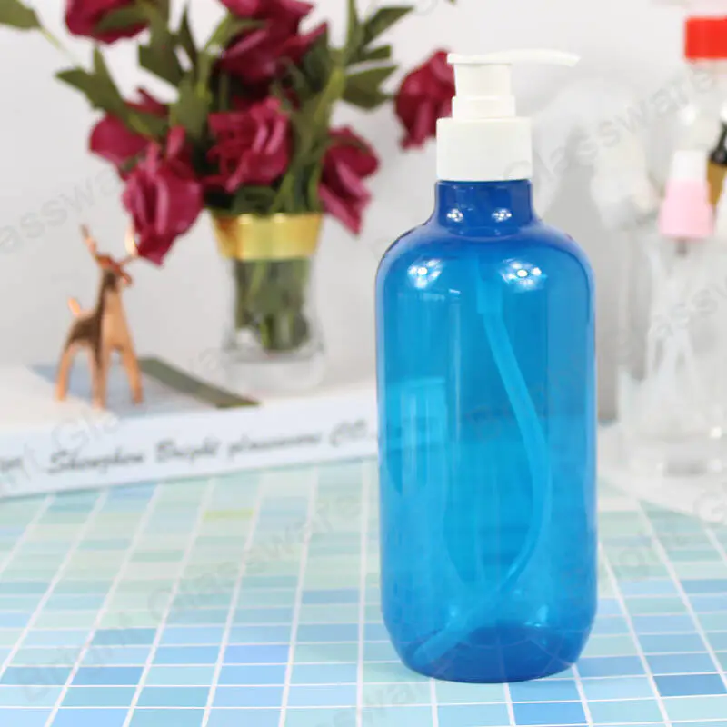 批发蓝色波士顿圆形500ml塑料分配器泵瓶，用于精油化妆水洗发水包装