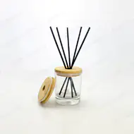 Botella de vidrio difusor de caña de alta calidad de alta venta con tapa de madera con agujero y palos negros