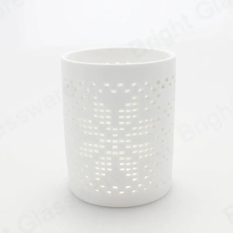 白色穿孔花纹圆柱形茶灯蜡烛陶瓷支架，用于家居装饰
