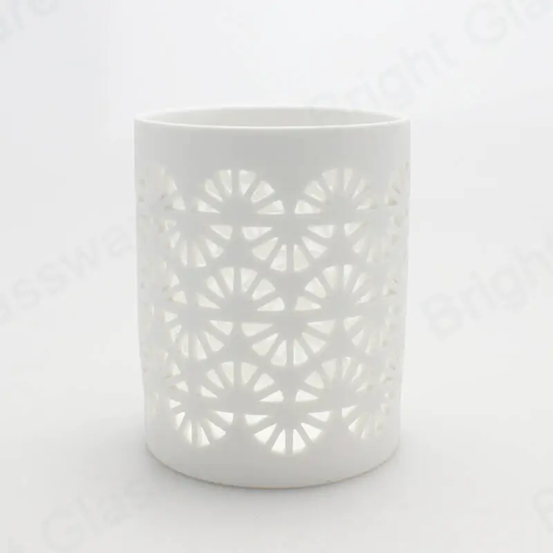 白色穿孔花纹圆柱形茶灯蜡烛陶瓷支架，用于家居装饰