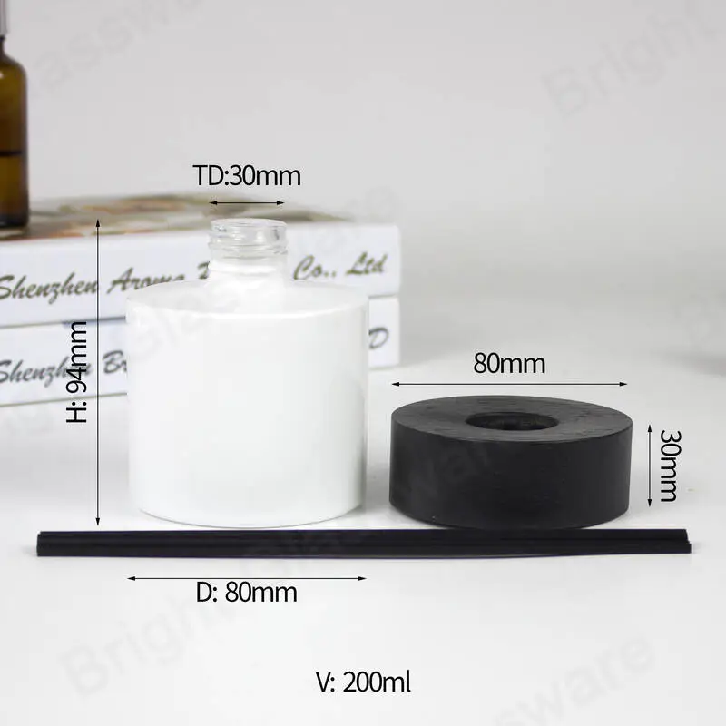 Стеклянный белый тростниковый диффузор с эфирным маслом Room Aroma с черной завинчивающейся крышкой и волокнистой палочкой
