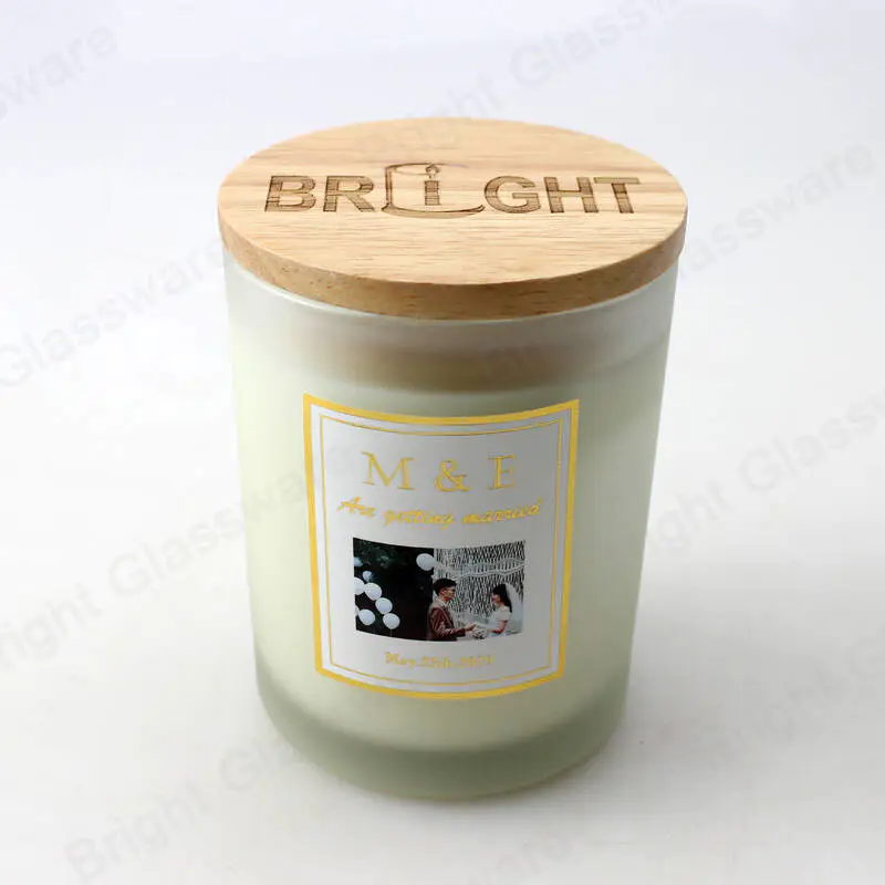 Logo de marque personnalisée bocal de bougie en verre dépoli avec couvercle en bois pour la fabrication de bougies parfumées